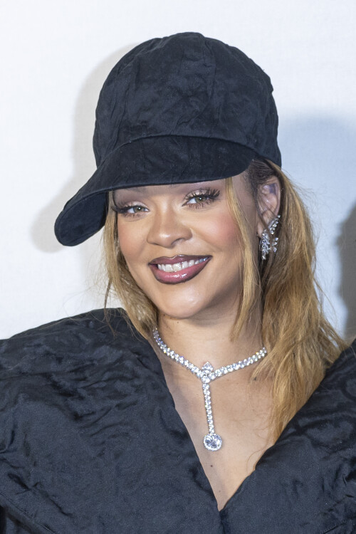 Rihanna au greeting du dfil Dior Haute Couture Printemps/t 2024 dans le cadre de la Fashion Week de Paris (PFW), au muse Rodin  Paris, France, le 22 janvier 2024.  Olivier Borde/Bestimage Greeting Dior Haute Couture Spring/Summer 2024 show as part of Paris Fashion Week in Paris, France, on January 22, 2024.