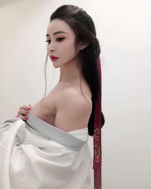 01051 67953605f4fce5fa8