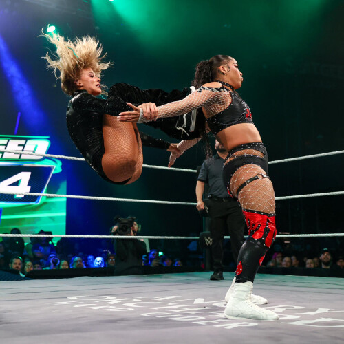 Sol Ruca (all black) vs Jaida Parker (black/red)