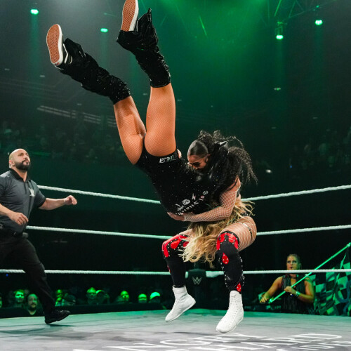 Sol Ruca (all black) vs Jaida Parker (black/red)