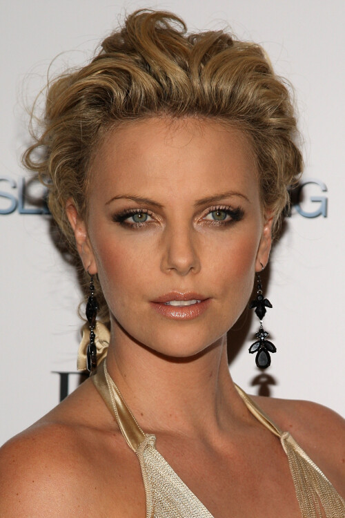 0182 Charlize Theron39121507dfdf81a382