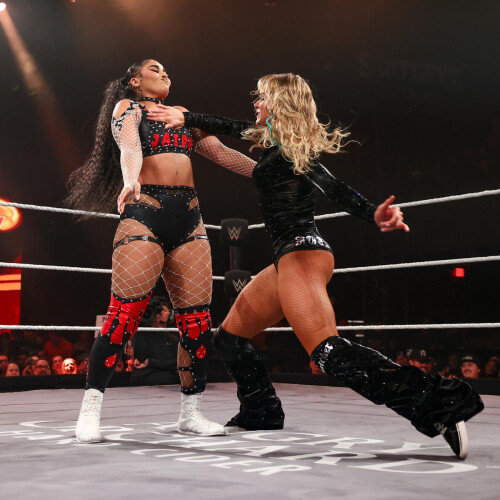 Sol Ruca (all black) vs Jaida Parker (black/red)