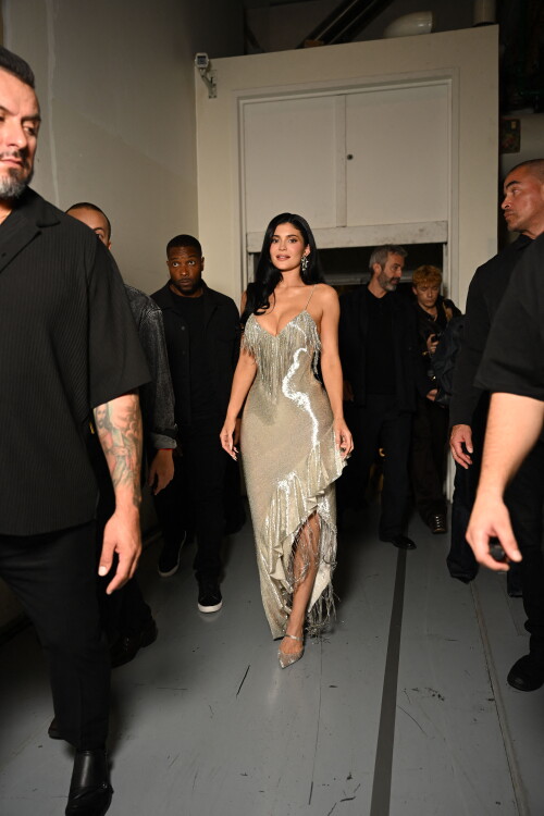 Exclusif - Kylie Jenner au dfil Schiaparelli Collection Femme Prt--Porter Printemps/Et 2026 lors de la Fashion Week de Paris (PFW), au centre Pompidou,  Paris, FRance, le 2 octobre 2025.  Pierre Perusseau/Bestimage Exclusive - Kylie Jenner at Schiaparelli during the Womenswear Spring Summer 2026 as part of Paris Fashion Week on October 2, 2025 in Paris, France.