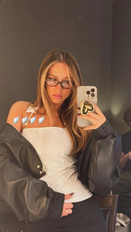 04 10 25 tate mcrae ig story update v0 txhs3xp1c2tf1.jpegb7ff77af284675c9