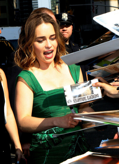 0523 lateshow outside 064