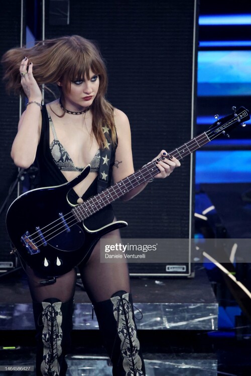SANREMO, ITALY - FEBRUARY 09: Victoria De Angelis of Maneskin attends the 73rd Sanremo Music Festival 2023 at Teatro Ariston on February 09, 2023 in Sanremo, Italy. (Photo by Daniele Venturelli/Daniele Venturelli/Getty Images )