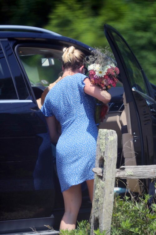 06/25/2020 EXCLUSIVE: Scarlett Johansson picks up flowers and groceries at a farmer's market in The Hamptons. The 35 year old actress wore a face mask and recycled a blue polka dot dress that she wore a few weeks earlier. sales@theimagedirect.com Please byline:TheImageDirect.com*EXCLUSIVE PLEASE EMAIL sales@theimagedirect.com FOR FEES BEFORE USE