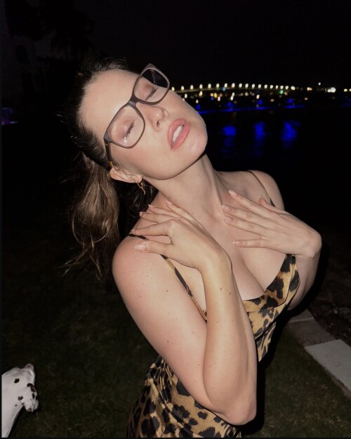 100000717215d956261c357f20