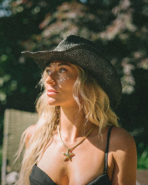 1000008261e570d85eed565f21