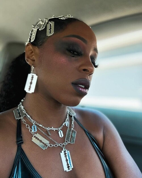 1000011612014a211b98469700