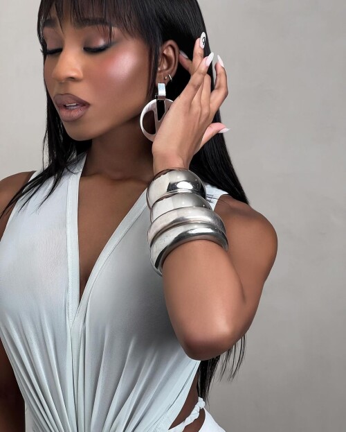 1000018973f6df7385bfed40db