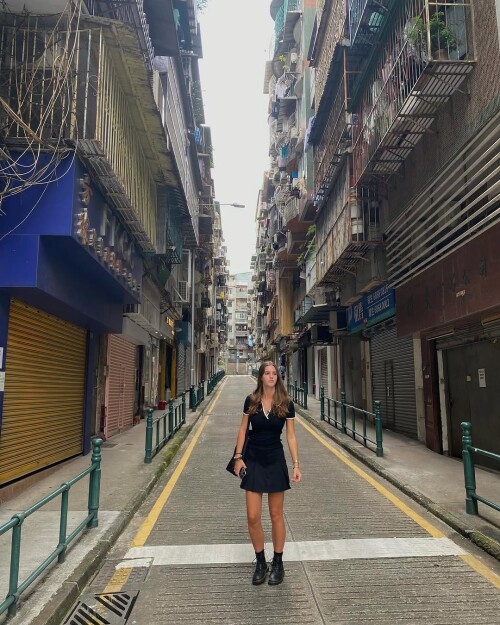 1000032761e7f54be253a76806