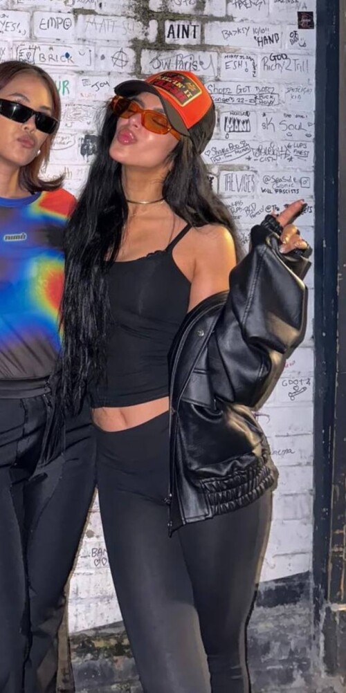 10000366832b9f7581a557c581