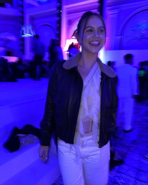 1000048516cffae5df651992b4