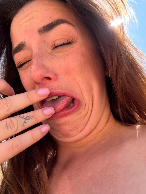 1000058698a428fed8e98a1956