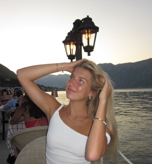 1000067244e568176193134b2b