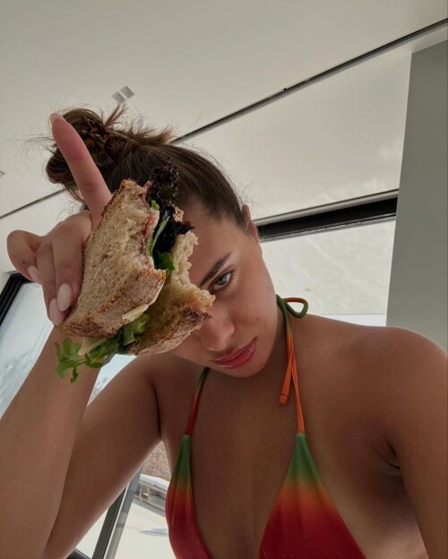 1000068995a06e5126c24fe7d3