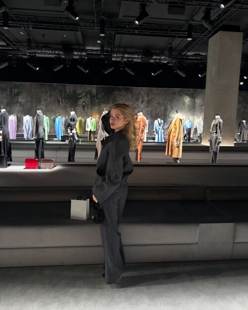 10000885875049bd090e6d5624