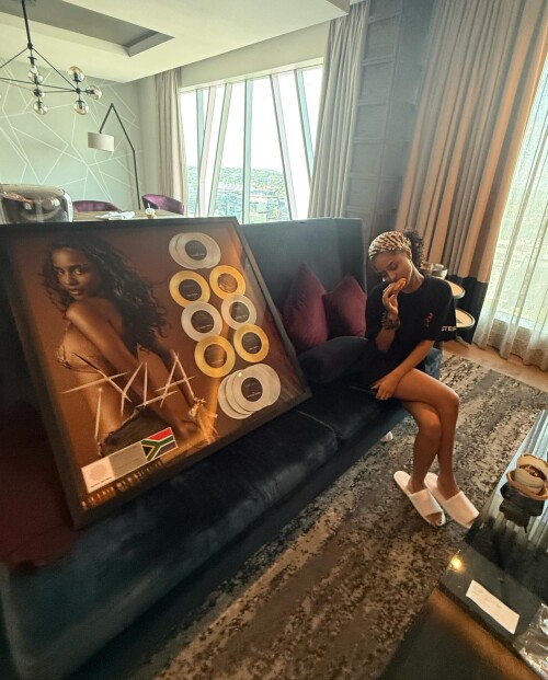 1000098495752273617919dfe0