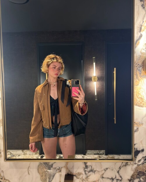 1000186945f2b9b1d2b9d3a8b7