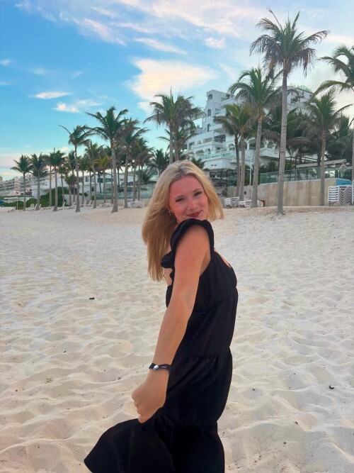 10003024275c679eb9644097db