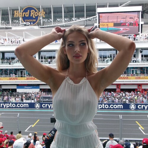 1000437027b8cdafc477bcc8de