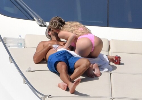 16592705695cf76fb9a427591a