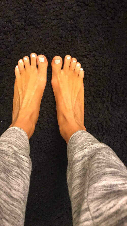 17 09 13 545139 01 Cute toes on my new rug 1242x22089dca0b4ce8769a46