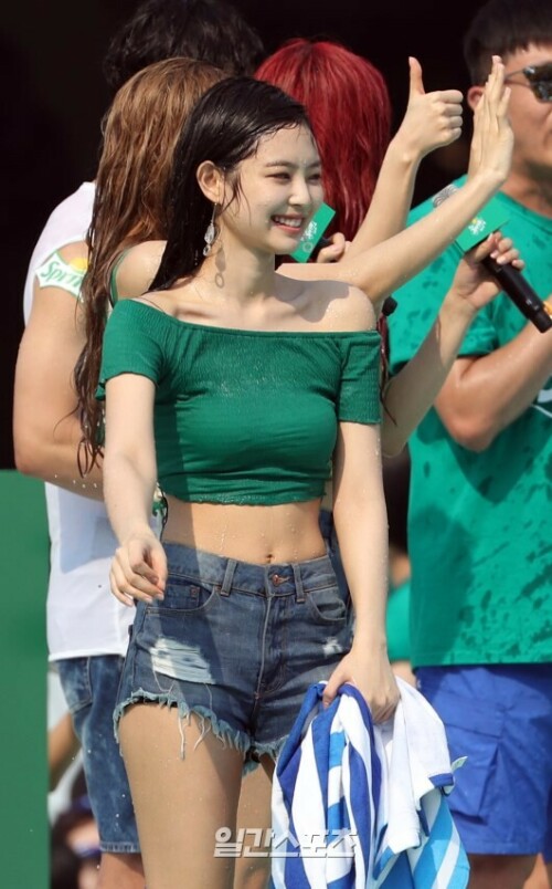 180721 waterbomb jennie 241081da019bff427ac