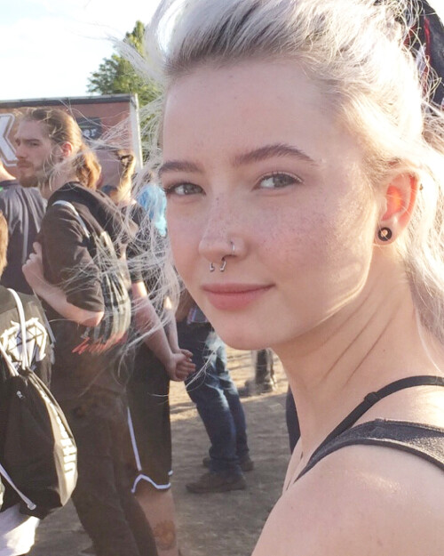 1843722303634931223 1843721399040385503