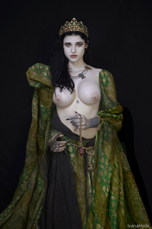 19-09-26-7225875-03-Hereby-the-uncensored-versions--1431x2160