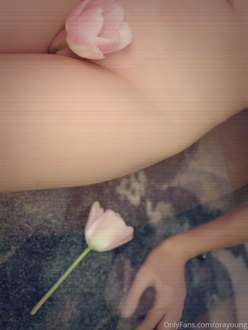 190912 10759951 Tulips Two lips Two tulips