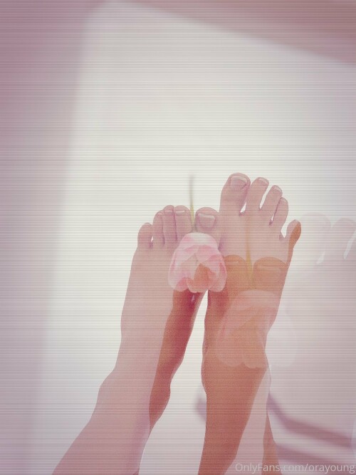 190917 3772 Tulips Two lips Two tulips 6 7 Feetlove