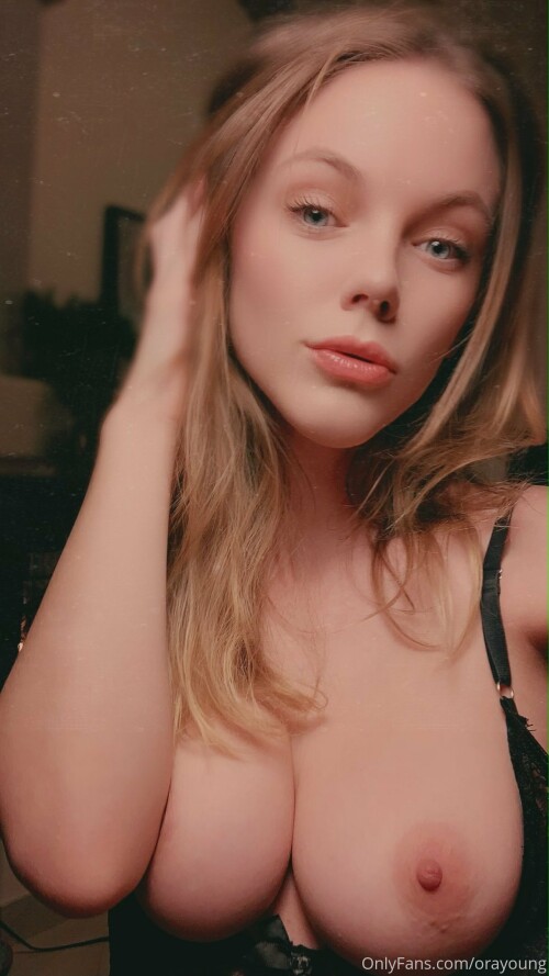 191209 1591 Eyes or boob What do you see first