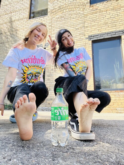 1k0r486 01 Public Feet sister apprentice0e883328ede13801