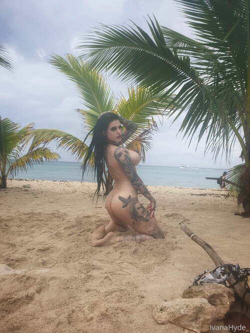 20-01-12-11551308-09-And-part-2-pf-the-nude-beach-couldnt-post-it-in-1-set.-1620x2160