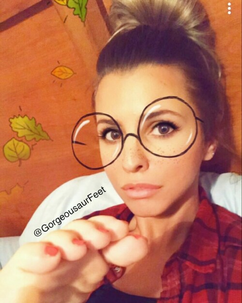 #toecurl #feet #footmodel #footfetishnation #instafeet #feetlovers #prettytoes #perfectfeet #toes #rednails #cutefeet #prettyfeet #sexytoes #feetmodel #gorgeousaurfeet