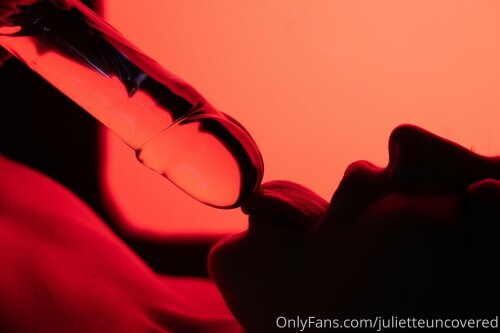 2020-10-31_A-little-red-light-and-glass-dildo-fun-thanks-to-_1792x1195_49ae400da8b1d4496418f4f7a2d2ba7c.jpeg