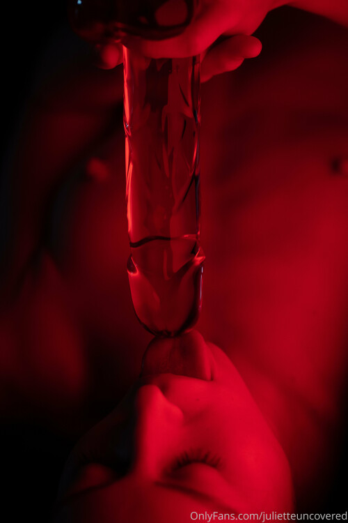 2020-10-31_A-little-red-light-and-glass-dildo-fun-thanks-to-_3840x5760_7e12243e297e33886883667322a6e05b.jpeg
