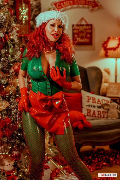 2021-12-bianca-beauchamp-santas-naughty-elf-06757-011.jpeg