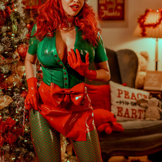 2021-12-bianca-beauchamp-santas-naughty-elf-06757-011