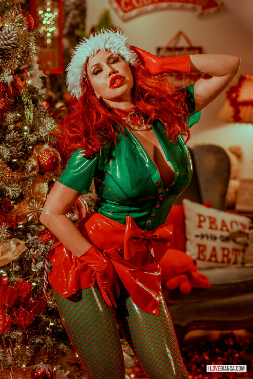 2021-12-bianca-beauchamp-santas-naughty-elf-06758-012.jpeg