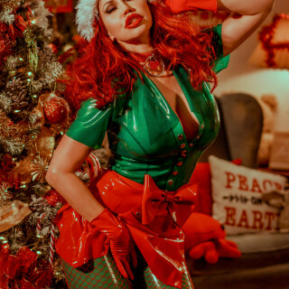 2021-12-bianca-beauchamp-santas-naughty-elf-06758-012