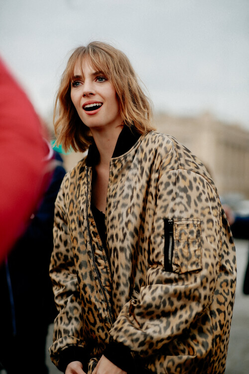 Street style, Maya Hawke arriving at Dior Fall-Winter 2022-2023 show, held at Jardin des Tuileries, Paris, France, on March 1, 2022. Photo by Marie-Paola Bertrand-Hillion/ABACAPRESS.COM <motCle99> Coiffure Hairstyle Beige Couleur beige Beiges Beige Noir Couleur noire Noire Noires Black Frange Look Guepard Look Panthere Look leopard Look fauve Look Zebre Motif Leopard Motif Zebre Blouson Veste Vestes Jacket Street Style Street Look Streetstyle Street-Style Streetlook Street-Look </motCle99> | 800538_011 Paris France