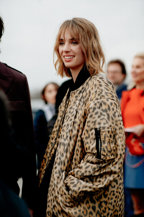 Street style, Maya Hawke arriving at Dior Fall-Winter 2022-2023 show, held at Jardin des Tuileries, Paris, France, on March 1, 2022. Photo by Marie-Paola Bertrand-Hillion/ABACAPRESS.COM <motCle99> Coiffure Hairstyle Beige Couleur beige Beiges Beige Noir Couleur noire Noire Noires Black Frange Look Guepard Look Panthere Look leopard Look fauve Look Zebre Motif Leopard Motif Zebre Blouson Veste Vestes Jacket Street Style Street Look Streetstyle Street-Style Streetlook Street-Look </motCle99> | 800538_012 Paris France