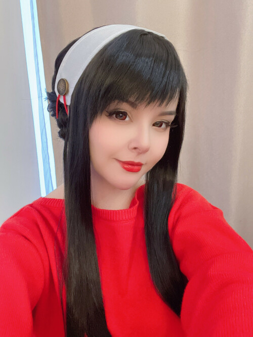 2022 12 Yor forger christmas Selfie 1c7b87594303ff585