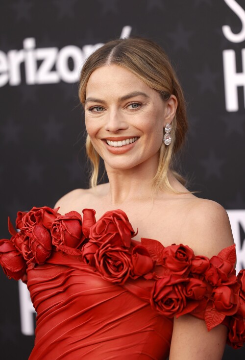 2024 01 14 MargotRobbie 196tqnt margot for the critics choice awards january 2024 001816e9e7bf55e5bd