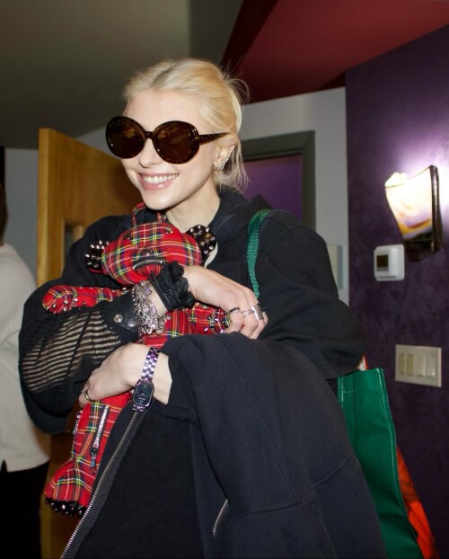 2024 02 18 taylormomsen C3ecDF3ubfh 49000590792ee8634