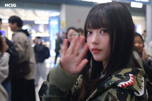 2024 12 26 New Jeans Haerin at Incheon International Airport documents 112f02c71d4e2bb6fc9