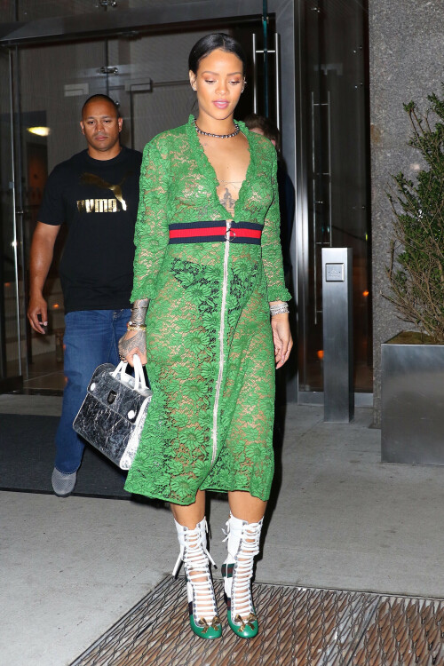 204960612 rihanna out in new york 001
